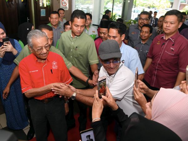 LANGKAWI, 30 Jun -- Perdana Menteri Tun Dr Mahathir Mohamad bersalaman dengan orang ramai semasa hadir pada majlis perasmian mesyuarat Koperasi Pembangunan Daerah Langkawi Berhad di De Baron Resort, Kuah hari ini. --fotoBERNAMA (2018) HAK CIPTA TERPELIHARA