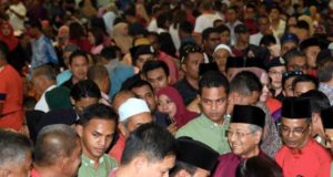 LANGKAWI, 30 Jun -- Perdana Menteri Tun Dr Mahathir Mohamad yang juga Anggota Parlimen Langkawi bersalaman dengan orang ramai ketika tiba pada majlis Rumah Terbuka Hari Raya Aidilfitri anjuran Parlimen Langkawi di Kompleks Sukan LADA, Kuah hari ini. --fotoBERNAMA (2018) HAK CIPTA TERPELIHARA