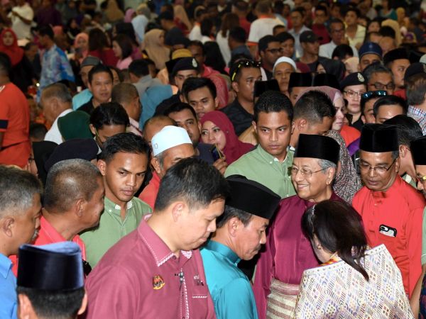 LANGKAWI, 30 Jun -- Perdana Menteri Tun Dr Mahathir Mohamad yang juga Anggota Parlimen Langkawi bersalaman dengan orang ramai ketika tiba pada majlis Rumah Terbuka Hari Raya Aidilfitri anjuran Parlimen Langkawi di Kompleks Sukan LADA, Kuah hari ini. --fotoBERNAMA (2018) HAK CIPTA TERPELIHARA