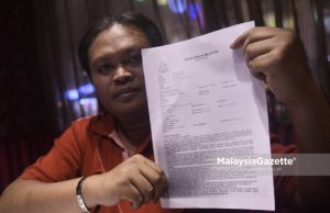 Mohd Fadzley Mohd Yusof, 38 menunjukkan salinan laporan polis yang dibuatnya ketika temubual eksklusif bersama mangsa yang dikatakan dituduh dan difitnah untuk cubaan ugut membunuh Perdana Menteri, Tun Dr. Mahathir Mohamad di Kuala Lumpur. foto NOOR ASREKUZAIREY SALIM, 01 JUN 2018