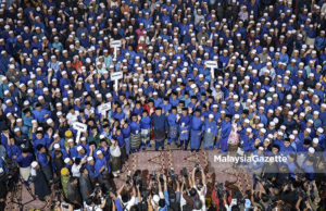 Datuk Seri Najib Tun Razak bergambar bersama 1200 bakal jemaah haji pada Majlis Penyerahan Surat Tawaran Program Khas Haji 1MDB di Masjid Putra, Putrajaya. foto HAZROL ZAINAL, 02 FEBRUARI 2018.