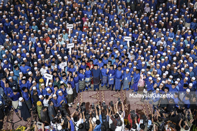 Datuk Seri Najib Tun Razak bergambar bersama 1200 bakal jemaah haji pada Majlis Penyerahan Surat Tawaran Program Khas Haji 1MDB di Masjid Putra, Putrajaya. foto HAZROL ZAINAL, 02 FEBRUARI 2018.