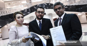 Pengarah Pembangunan Perniagaan Syarikat Sinergy Promenade Sdn Bhd, Datuk Marina Hashim (kiri) bersama Peguam Syarikat, Mohamed Reza Rahim (tengah) menunjukkan dokumen selepas menfailkan saman kepada bekas ahli Parlimen BN yang juga bekas pengerusi sebuah GLC, Tan Sri Shahrir Abdul Samad sebanyak RM100 juta di Kompleks Mahkamah Tinggi Kuala Lumpur, Kuala Lumpur. foto SYAFIQ AMBAK, 04 JUN 2018