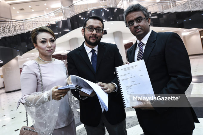 Pengarah Pembangunan Perniagaan Syarikat Sinergy Promenade Sdn Bhd, Datuk Marina Hashim (kiri) bersama Peguam Syarikat, Mohamed Reza Rahim (tengah) menunjukkan dokumen selepas menfailkan saman kepada bekas ahli Parlimen BN yang juga bekas pengerusi sebuah GLC, Tan Sri Shahrir Abdul Samad sebanyak RM100 juta di Kompleks Mahkamah Tinggi Kuala Lumpur, Kuala Lumpur. foto SYAFIQ AMBAK, 04 JUN 2018