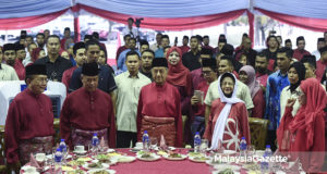 Perdana Menteri, Tun Dr Mahathir Mohamad merangkap Pengerusi Parti Pribumi Bersatu Malaysia (PPBM) bersama isteri, Tun Siti Hasmah Mohamad Ali (dua kanan) dan diiringi Presiden Parti Pribumi Bersatu Malaysia (PPBM), Tan Sri Muhyiddin Yassin (dua kiri) berdiri tegak semasa menyanyikan lagu Negaraku pada Majlis Iftar Pribumi Bersatu Malaysia di perkarangan Masjid Tuanku Mizan Zainal Abidin, Putrajaya. foto SYAFIQ AMBAK, 04 JUN 2018