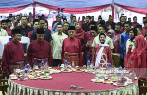 Perdana Menteri, Tun Dr Mahathir Mohamad merangkap Pengerusi Parti Pribumi Bersatu Malaysia (PPBM) bersama isteri, Tun Siti Hasmah Mohamad Ali (dua kanan) dan diiringi Presiden Parti Pribumi Bersatu Malaysia (PPBM), Tan Sri Muhyiddin Yassin (dua kiri) berdiri tegak semasa menyanyikan lagu Negaraku pada Majlis Iftar Pribumi Bersatu Malaysia di perkarangan Masjid Tuanku Mizan Zainal Abidin, Putrajaya. foto SYAFIQ AMBAK, 04 JUN 2018
