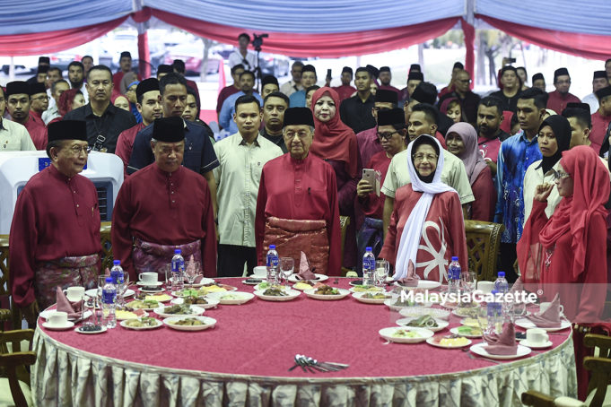 MGF04062018_IFTAR PPBM06 Perdana Menteri, Tun Dr Mahathir Mohamad merangkap Pengerusi Parti Pribumi Bersatu Malaysia (PPBM) bersama isteri, Tun Siti Hasmah Mohamad Ali (dua kanan) dan diiringi Presiden Parti Pribumi Bersatu Malaysia (PPBM), Tan Sri Muhyiddin Yassin (dua kiri) berdiri tegak semasa menyanyikan lagu Negaraku pada Majlis Iftar Pribumi Bersatu Malaysia di perkarangan Masjid Tuanku Mizan Zainal Abidin, Putrajaya. foto SYAFIQ AMBAK, 04 JUN 2018