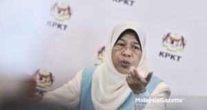 Menteri Kesejahteraan Bandar, Perumahan dan Kerajaan Tempatan, Zuraida Kamaruddin bercakap pada sidang media isu pembelian rumah pertama dan PPR di Bilik Media, Kementerian Kesejahteraan Bandar, Perumahan dan Kerajaan Tempatan, Presint 4, Putrajaya. foto AFIQ RAZALI, 04 JUN 2018