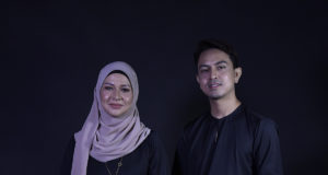 Pemilik butik Cindai Mahsuri, Datin Aidasuriani dan adiknya, Azrul Izwan di studio Malaysia Gazette, Kuala Lumpur. foto AFFAN FAUZI, 05 JUN 2018