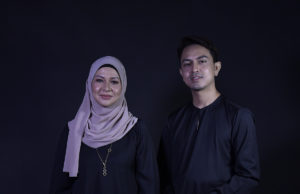 Keunikan baju Melayu klasik moden Pemilik butik Cindai Mahsuri, Datin Aidasuriani dan adiknya, Azrul Izwan di studio Malaysia Gazette, Kuala Lumpur. foto AFFAN FAUZI, 05 JUN 2018