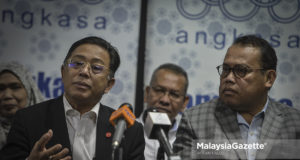 Presiden Angkasa, Datuk Abdul Fattah Abdullah dan Presiden CUEPACS, Datuk Azih Muda (kiri) pada sidang media mengenai rayuan kepada kerajaan persekutuan untuk meneruskan Koperasi Kredit untuk kemudahan bantuan kewangan di kalangan penjawat awam di Wisma Ungku A. Aziz, Kelana Jaya, Selangor. foto AFFAN FAUZI, 05 JUN 2018
