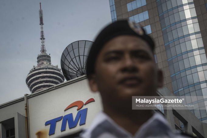 Telekom Malaysia Bhd (TM) muncul kaunter ketiga paling rugi di Bursa Malaysia pagi ini berikutan laporan media bahawa harga perkhidmatan jalur lebar Malaysia dijangka susut sekurang-kurangnya 25 peratus menjelang akhir tahun ini.