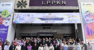 Timbalan Perdana Menteri merangkap Menteri Pembangunan Wanita, Keluarga dan Masyarakat, Datuk Seri Dr. Wan Azizah Wan Ismail dan Ketua Setiausaha Kementerian Pemba­ngunan Wanita, Keluarga dan Masyarakat, Datuk Suriani Ahmad bergambar kenangan bersama kakitangan LPPKN ketika mengadakan lawatan kerja di Lembaga Penduduk Dan Pembangunan Keluarga Negara (LPPKN), Kuala Lumpur. foto HAZROL ZAINAL, 07 JUN 2018.