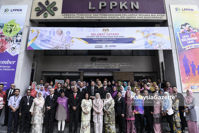 MGF07062018_TPM AZIZAH LAWAT LPPKN01 Timbalan Perdana Menteri merangkap Menteri Pembangunan Wanita, Keluarga dan Masyarakat, Datuk Seri Dr. Wan Azizah Wan Ismail dan Ketua Setiausaha Kementerian Pembangunan Wanita, Keluarga dan Masyarakat, Datuk Suriani Ahmad bergambar kenangan bersama kakitangan LPPKN ketika mengadakan lawatan kerja di Lembaga Penduduk Dan Pembangunan Keluarga Negara (LPPKN), Kuala Lumpur. foto HAZROL ZAINAL, 07 JUN 2018.