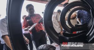 Menteri Pengangkutan, Anthony Loke melihat pameran yang terdapat pada Kempen Keselamatan Jalan Raya Balik Kampung Yamaha Ke-20 di Plaza Tol Sungai Besi, Arah Selatan, Seri Kembangan, Selangor. foto AFIQ RAZALI, 08 JUN 2018.