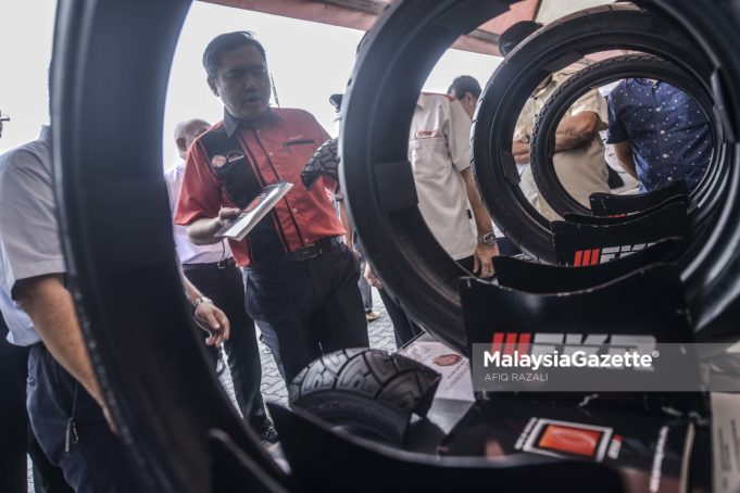 Menteri Pengangkutan, Anthony Loke melihat pameran yang terdapat pada Kempen Keselamatan Jalan Raya Balik Kampung Yamaha Ke-20 di Plaza Tol Sungai Besi, Arah Selatan, Seri Kembangan, Selangor. foto AFIQ RAZALI, 08 JUN 2018.