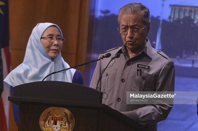 Perdana Menteri, Tun Mahathir Mohamad bercakap pada sidang media selepas Mesyuarat Jawatankuasa Kabinet mengenai Keutuhan Pengurusan Kerajaan sambil diiringi Timbalan Perdana Menteri, Datuk Seri Dr Wan Azizah Wan Ismail di Dewan Taklimat ICU, Kompleks Perdana Putra, Putrajaya. foto AFFAN FAUZI, 08 JUN 2018