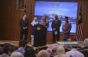 Perdana Menteri, Tun Mahathir Mohamad bercakap pada sidang media selepas Mesyuarat Jawatankuasa Kabinet mengenai Keutuhan Pengurusan Kerajaan sambil diiringi Timbalan Perdana Menteri, Datuk Seri Dr Wan Azizah Wan Ismail (dua kiri), Menteri Kewangan, Yb Lim Guan Eng (kiri), Menteri Dalam Negeri, Tan Sri Muhyiddin Yassin (kanan) dan Ketua Pengarah Pusat Goverans Integriti dan Anti Rasuah Negara (GIACC), Tan Sri Abu Kassim Mohamed (dua kanan) di Dewan Taklimat ICU, Kompleks Perdana Putra, Putrajaya. foto AFFAN FAUZI, 08 JUN 2018