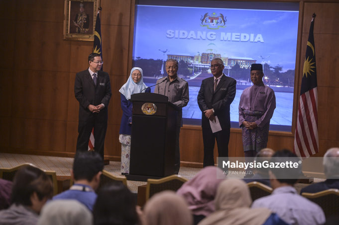 Perdana Menteri, Tun Mahathir Mohamad bercakap pada sidang media selepas Mesyuarat Jawatankuasa Kabinet mengenai Keutuhan Pengurusan Kerajaan sambil diiringi Timbalan Perdana Menteri, Datuk Seri Dr Wan Azizah Wan Ismail (dua kiri), Menteri Kewangan, Yb Lim Guan Eng (kiri), Menteri Dalam Negeri, Tan Sri Muhyiddin Yassin (kanan) dan Ketua Pengarah Pusat Goverans Integriti dan Anti Rasuah Negara (GIACC), Tan Sri Abu Kassim Mohamed (dua kanan) di Dewan Taklimat ICU, Kompleks Perdana Putra, Putrajaya. foto AFFAN FAUZI, 08 JUN 2018