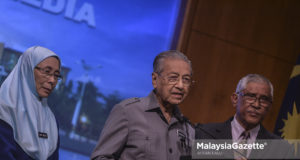Perdana Menteri, Tun Mahathir Mohamad bercakap pada sidang media selepas Mesyuarat Jawatankuasa Kabinet mengenai Keutuhan Pengurusan Kerajaan sambil diiringi Timbalan Perdana Menteri, Datuk Seri Dr Wan Azizah Wan Ismail dan Bekas Ketua Pesuruhjaya SPRM, Tan Sri Abu Kassim Mohamed (kanan) di Dewan Taklimat ICU, Kompleks Perdana Putra, Putrajaya. foto AFFAN FAUZI, 08 JUN 2018