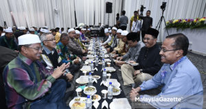 Menteri Besar Terengganu, Dr. Ahmad Samsuri Mokhtar (kanan) bersama anak perantau Terengganu pada Majlis Berbuka Puasa Perantau Anak Terengganu Bersama Menteri Besar Terengganu dan Kepimpinan Negeri di Bangi Convention Centre (BCC), Bandar Baru Bangi, Selangor. foto SYAFIQ AMBAK, 09 JUN 2018