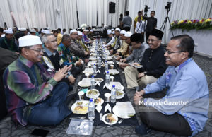 Menteri Besar Terengganu, Dr. Ahmad Samsuri Mokhtar (kanan) bersama anak perantau Terengganu pada Majlis Berbuka Puasa Perantau Anak Terengganu Bersama Menteri Besar Terengganu dan Kepimpinan Negeri di Bangi Convention Centre (BCC), Bandar Baru Bangi, Selangor. foto SYAFIQ AMBAK, 09 JUN 2018