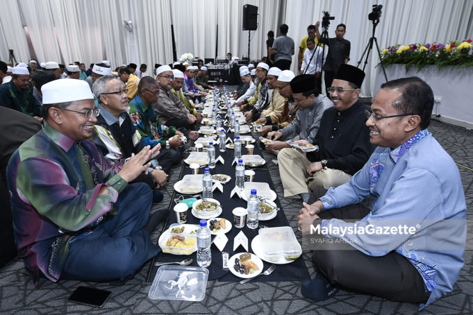 Menteri Besar Terengganu, Dr. Ahmad Samsuri Mokhtar (kanan) bersama anak perantau Terengganu pada Majlis Berbuka Puasa Perantau Anak Terengganu Bersama Menteri Besar Terengganu dan Kepimpinan Negeri di Bangi Convention Centre (BCC), Bandar Baru Bangi, Selangor. foto SYAFIQ AMBAK, 09 JUN 2018