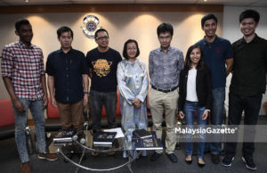 Ahli Parlimen Petaling Jaya, Maria Chin Abdullah (tengah) bergambar kenangan bersama ahli panel yang hadir pada Forum Majlis Peguam Malaysia mengenai kepentingan pembangkang yang kuat untuk demokrasi kukuh di Wisma Badan Peguam Malaysia, Kuala Lumpur. foto HAZROL ZAINAL, 09 JUN 2018.