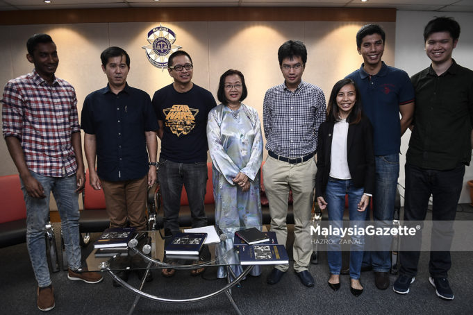 MGF09062018_FORUM MAJLIS PEGUAM MALAYSIA14 Ahli Parlimen Petaling Jaya, Maria Chin Abdullah (tengah) bergambar kenangan bersama ahli panel yang hadir pada Forum Majlis Peguam Malaysia mengenai kepentingan pembangkang yang kuat untuk demokrasi kukuh di Wisma Badan Peguam Malaysia, Kuala Lumpur. foto HAZROL ZAINAL, 09 JUN 2018.
