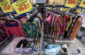 Daily Life – Beli Baju Raya