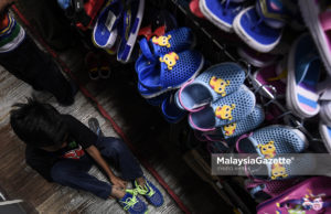 Anak Yatim dan Asnaf Gembira Dapat Baju Raya Baru