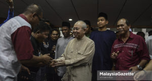 Ahli Parlimen Gua Musang, Tengku Razaleigh Tengku Hamzah bersalaman dengan peserta Program wacana Dilema Melayu Pasca PRU14 di Kelab Sultan Sulaiman, Kampung Baru, Kuala Lumpur. foto AFFAN FAUZI, 11 JUN 2018