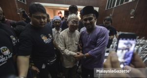 Ahli Parlimen Gua Musang, Tengku Razaleigh Tengku Hamzah sempat meluangkan masa bergambar bersama sebahagian para hadirin yang hadir pada Program wacana Dilema Melayu Pasca PRU14 di Kelab Sultan Sulaiman, Kampung Baru, Kuala Lumpur. foto AFFAN FAUZI, 11 JUN 2018