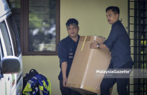 Beberapa anggota polis membawa keluar beberapa kotak dipercaya mengandungi barangan yang ada kaitan dengan siasatan kes membabitkan bekas Perdana Menteri, Datuk Seri Najib Tun Razak di Presint 10, Putrajaya. foto HAZROL ZAINAL, 11 JUN 2018.