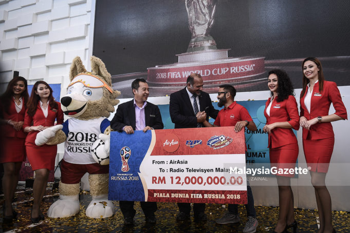 MGF12062018_PELANCARAN SIARAN FIFA09(1) Menteri Komunikasi dan Multimedia, Gobind Singh Deo bersalaman dengan Ketua Pegawai Eksekutif AirAsia Malaysia, Riad Asmat (tiga kanan) sambil diperhatikan Timbalan Pengarah Penyiaran RTM, Muis Shafie (tiga kiri) selepas menyerahkan cek penajaan program pada sidang media FIFA World Cup Russia 2018 di Kementerian Komunikasi dan Multimedia (KKMM), Putrajaya. foto HAZROL ZAINAL, 12 JUN 2018.