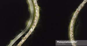 Keadaan trafik mula bertambah menghala ke Lebuh Raya Pantai Timur pada jam 10.00 malam berikutan orang ramai mula pulang ke kampung halaman sempena menyambut hari raya Aidilfitri ketika tinjauan lensa MalaysiaGazette di Lebuh Raya Kuala Lumpur-Karak. foto SYAFIQ AMBAK, 13 JUN 2018