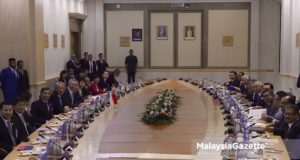 Bekas Perdana Menteri, Datuk Seri Najib Tun Abdul Razak dan Perdana Menteri Singapura Lee Hsien Loong bersama barisan karbinet masing-masing hadir pada mesyuarat sebelum menandatangani perjanjian Kereta Api Berkelajuan Tinggi Kuala Lumpur-Singapura di Bangunan Perdana Putra, Putrajaya. foto NOOR ASREKUZAIREY SALIM, 13 DISEMBER 2016
