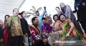 Perdana Menteri, Tun Dr. Mahathir Mohamad (tengah) dan isteri, Tun Siti Hasmah Mohamad Ali bersama tetamu yang hadir pada Majlis Rumah Terbuka Hari Raya Perdana Menteri Bersama Jemaah Menteri di kediaman rasmi, Seri Perdana, Putrajaya. foto SYAFIQ AMBAK, 15 JUN 2018