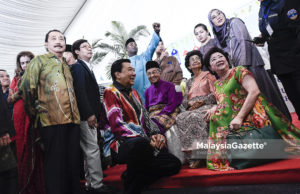 Perdana Menteri, Tun Dr. Mahathir Mohamad (tengah) dan isteri, Tun Siti Hasmah Mohamad Ali bersama tetamu yang hadir pada Majlis Rumah Terbuka Hari Raya Perdana Menteri Bersama Jemaah Menteri di kediaman rasmi, Seri Perdana, Putrajaya. foto SYAFIQ AMBAK, 15 JUN 2018