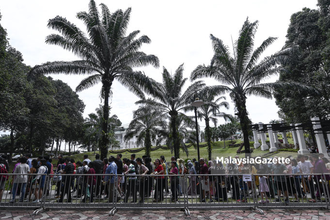 Sebahagian tetamu beratur untuk Majlis Rumah Terbuka Hari Raya Perdana Menteri Bersama Jemaah Menteri di kediaman rasmi, Seri Perdana, Putrajaya. foto SYAFIQ AMBAK, 15 JUN 2018