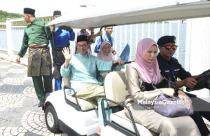 Timbalan Perdana Menteri, Datuk Seri Dr. Wan Azizah Wan Ismail (dua kiri) bersama suaminya, Datuk Seri Anwar Ibrahim (kiri) hadir pada Majlis Rumah Terbuka Hari Raya Perdana Menteri Bersama Jemaah Menteri di kediaman rasmi, Seri Perdana, Putrajaya. foto SYAFIQ AMBAK, 15 JUN 2018