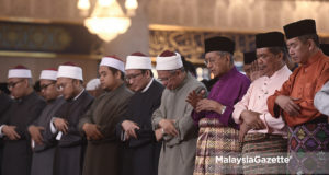 Perdana Menteri, Tun Dr. Mahathir Mohamad (tiga kanan) diiringi Menteri Pertahanan, YB Mohamad Sabu (dua kanan) menunaikan Solat Sunat Hari Raya Aidilfitri bersama orang ramai sempena 1 Syawal dan Hari Raya Aidilfitri di Masjid Negara, Kuala Lumpur. foto SYAFIQ AMBAK, 15 JUN 2018