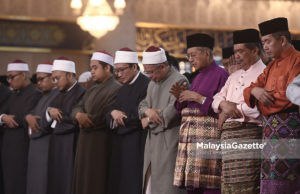 Perdana Menteri, Tun Dr. Mahathir Mohamad (tiga kanan) diiringi Menteri Pertahanan, YB Mohamad Sabu (dua kanan) menunaikan Solat Sunat Hari Raya Aidilfitri bersama orang ramai sempena 1 Syawal dan Hari Raya Aidilfitri di Masjid Negara, Kuala Lumpur. foto SYAFIQ AMBAK, 15 JUN 2018