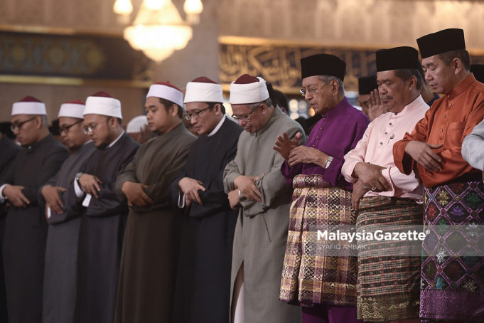 Perdana Menteri, Tun Dr. Mahathir Mohamad (tiga kanan) diiringi Menteri Pertahanan, YB Mohamad Sabu (dua kanan) menunaikan Solat Sunat Hari Raya Aidilfitri bersama orang ramai sempena 1 Syawal dan Hari Raya Aidilfitri di Masjid Negara, Kuala Lumpur. foto SYAFIQ AMBAK, 15 JUN 2018