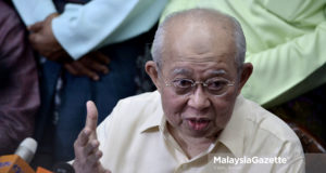 Ketua Perhubungan UMNO Gua Musang, Tengku Razaleigh Hamzah bercakap pada sidang media khas mengenai pencalonan beliau untuk bertanding jawatan Presiden UMNO di kediamannya di Langgak Golf, Kuala Lumpur. foto IQBAL BASRI, 16 JUN 2018