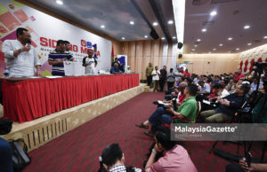 Proses cabutan nombor giliran setiap jawatan yang dipertandingkan pada cabutan undi pemilihan calon UMNO di PWTC, Kuala Lumpur. foto SYAFIQ AMBAK, 18 JUN 2018