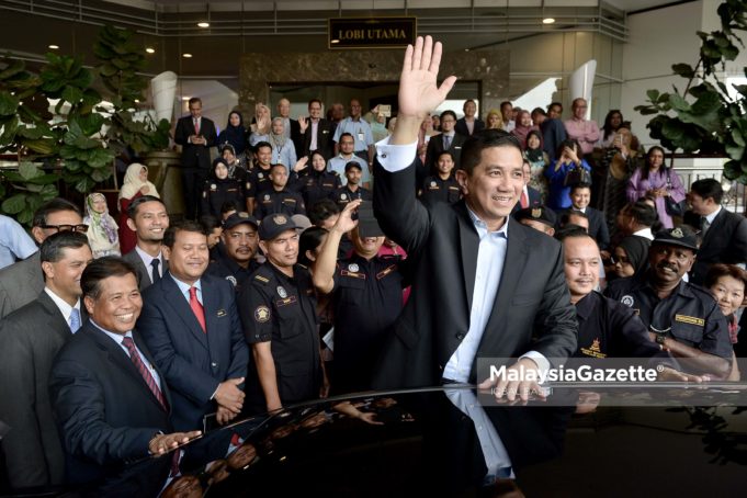 Menteri Besar Selangor, Datuk Seri Mohamed Azmin Ali melambai sebagai tanda perpisahan ketika berjalan keluar pada hari terakhir berkhidmat sebagai Menteri Besar Selangor di Bangunan Setiausaha Kerajaan Negeri, Selangor. foto IQBAL BASRI, 18 JUN 2018