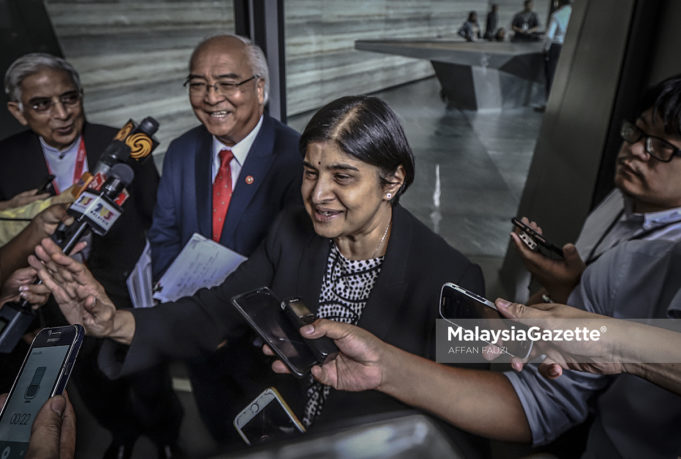 Presiden Hak Asasi Manusia Kebangsaan (HAKAM), Datuk Ambiga Sreenevasan bercakap kepada media sambil diiringi Pesuruhjaya Hak Asasi Manusia (SUHAKAM), Datuk Mah Weng Kwai (dua kiri) selepas menghadiri mesyuarat Majlis Penasihat Kerajaan di Menara Ilham, Jalan Binjai, Kuala Lumpur. foto AFFAN FAUZI, 19 JUN 2018.