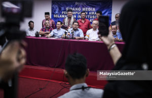 Presiden Pemantau Malaysia Baru, Datuk Lokman Noor Adam (tengah) bercakap pada sidang media berkaitan perhimpunan aman selamatkan institusi Islam dan Raja Melayu di Pandan Kapital, Kuala Lumpur. foto HAZROL ZAINAL, 19 JUN 2018.