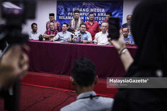 Presiden Pemantau Malaysia Baru, Datuk Lokman Noor Adam (tengah) bercakap pada sidang media berkaitan perhimpunan aman selamatkan institusi Islam dan Raja Melayu di Pandan Kapital, Kuala Lumpur. foto HAZROL ZAINAL, 19 JUN 2018.